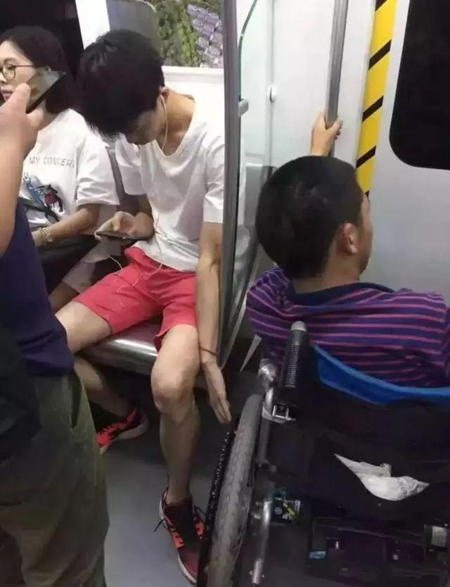 2017年刷曝朋友圈的十五大感人瞬間,不能看,真的會哭!